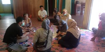 Polisi Bantu Nakes Jemput Bola Vaksinasi Lansia di Kecamatan Hanau
