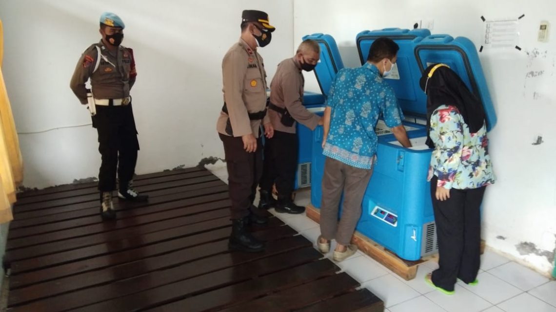 Untuk menjamin keamanan dalam Vaksin Covid-19 Waka Polres Seruyan Kompol Imam Riyadi S.H  melakukan pengecekan pos pengamanan Pos Pam Vaksin Covid-19, Sabtu (9/1/2021). Foto : TN