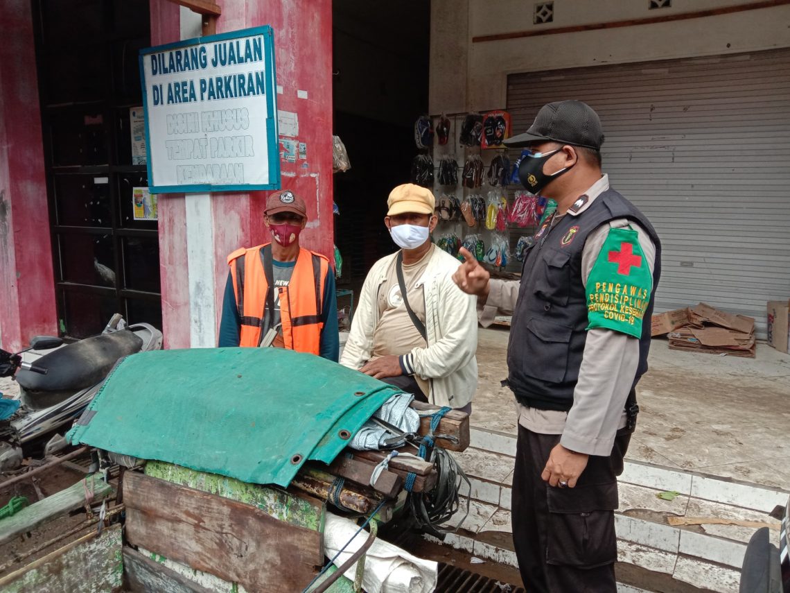 Tidak akan Bosan, Personel Polres Seruyan Sosialisasi Kamtibmas Dan Protokol Kesehatan Kepada Masyarakat di Pasar Saik Kuala Pembuang, Sabtu (9/1/2021). Foto : TN