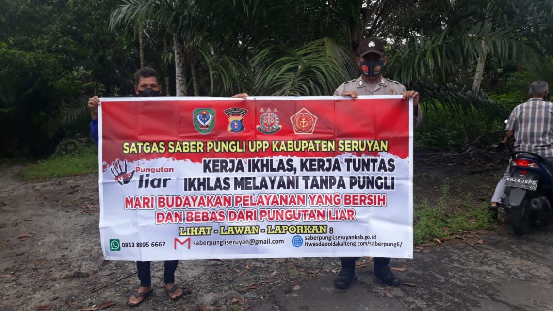 Polsek Serhil melakukan himbauan Kamtibmas kepada Masyarakat untuk mensosialisasikan tentang Sapu Bersih Pungutan Liar (Saber Pungli) di kecamatan Seruyan Hilir Timur, Kabupaten Seruyan, Provinsi Kalimantan Tengah, Minggu (09/01/2022). Foto : Tbn