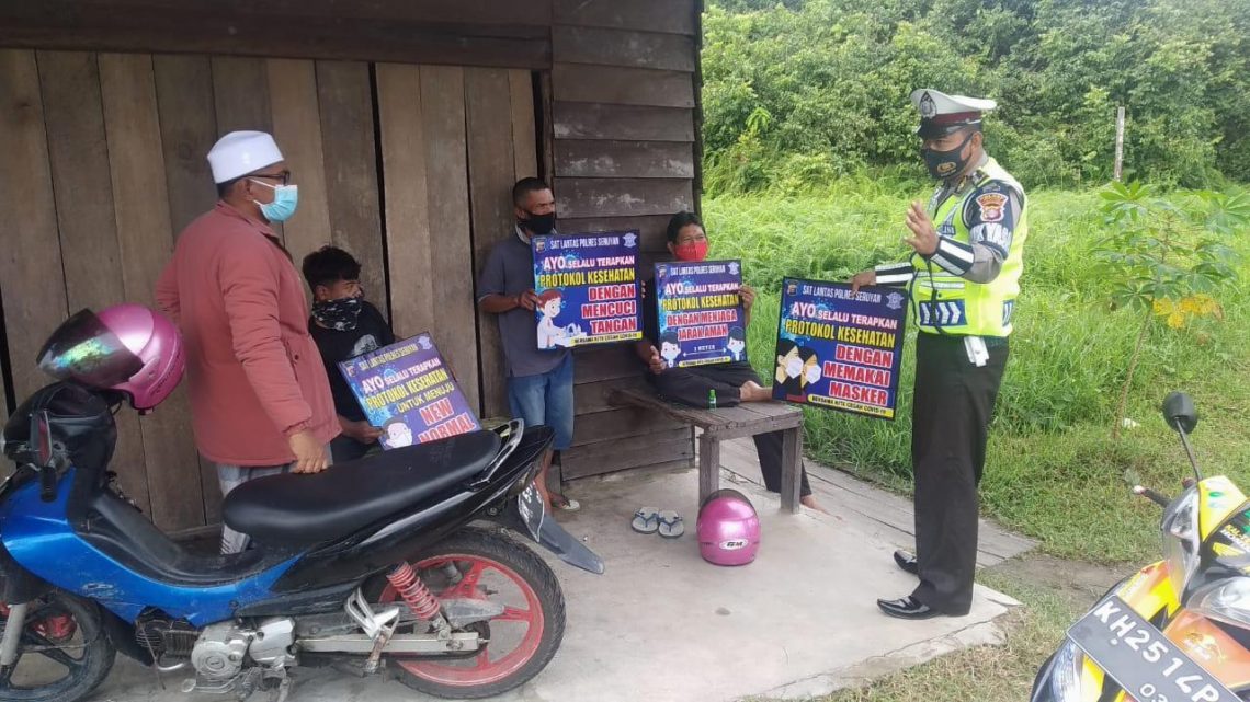Sosialisasi Prokes, Satlantas Polres Seruyan Sasar ke Permukiman warga di Kuala Pembuang, Sabtu (9/1/2021). Foto : TN