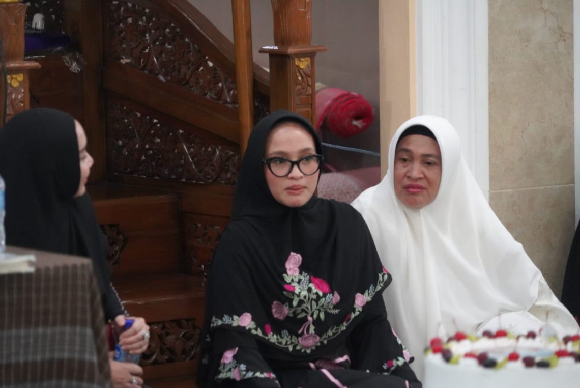 Ketua TP PKK Prov. Kalteng Ivo Sugianto Sabran menghadiri majelis taklim dan tadzkir Al Anwar Lil Habib Muhammad Syahab