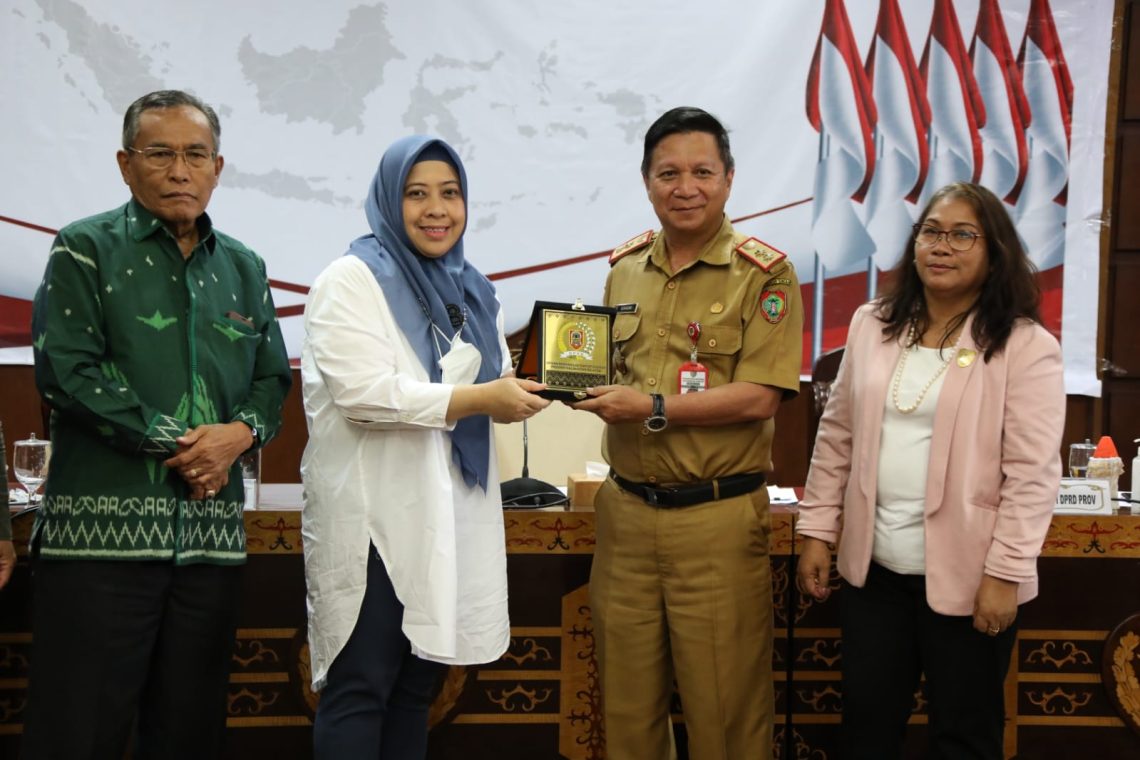 Komisi I DPRD Prov. Kalsel melakukan audensi untuk menjalin kerjasama bersama Pemprov. Kalteng yang dilaksanakan di Aula Eka Hapakat Kantor Gubernur Kalteng, Senin (9/1/2023).
Dalam kegiatan ini Staf Ahli (Sahli) Gubernur Kalteng Bidang Kemasyarakatan dan SDM, Suhaemi. Tampak saat penyerahan cinderamata. Foto : mmc