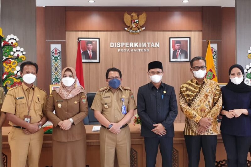 Plt. Kepala Disperkimtan Prov. Kalteng, Erlin Hardi bersama dengan anggota rombongan Komisi C DPRD Kobar, Selasa (8/2/2022). Foto : Ist