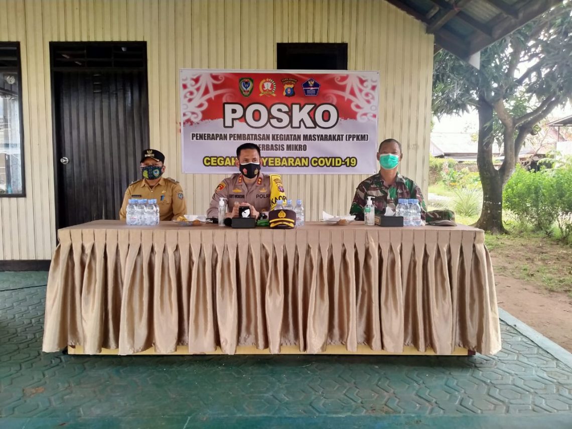 Kapolres Seruyan AKBP Bayu Wicaksono, S. H., S. I. K., M. Si melounching Posko Pemberlakuan Pembatasan Kegiatan Masyarakat (PPKM) berbasis Mikro di Jalan Pelantan Raya Rt. 28 Rw. 01 Kelurahan Kuala Pembuang II Kecamatan Seruyan Hilir, Selasa (09/02/2021) Pagi. Foto : Tbn