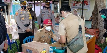 Kapolres Bersama Bupati Seruyan Bagikan Bansos dan Alat Penunjang Posko PPKM