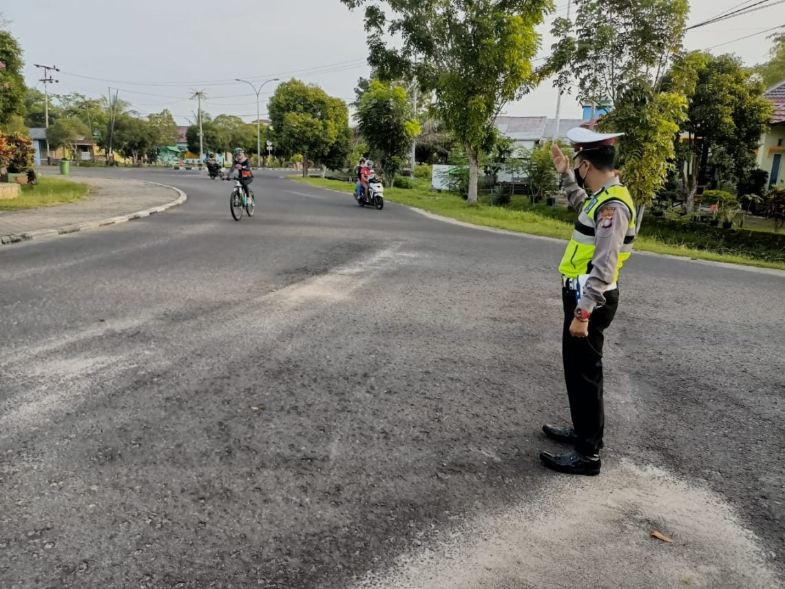 Sat Lantas Polres Seruyan, jajaran Polda Kalteng, menurunkan personelnya melaksanakan pengaturan lalu lintas di jalan-jalan dalam Kota Kuala Pembuang, Selasa (09/2/2021) pagi. Foto : Tbn