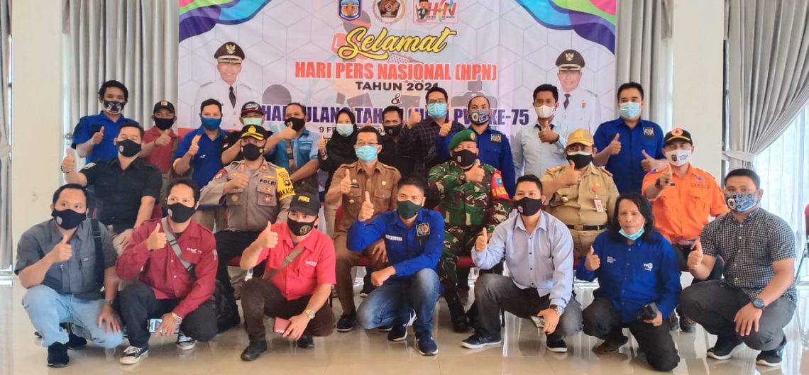 FOTO BERSAMA -Usai perayaan HPN di Kabupaten Murung Raya, insan pers setempat foto bersama dengan Bupati Perdie M Yoseph dan Forkopimda setempat, Selasa (9/2/2021). Foto : kpl