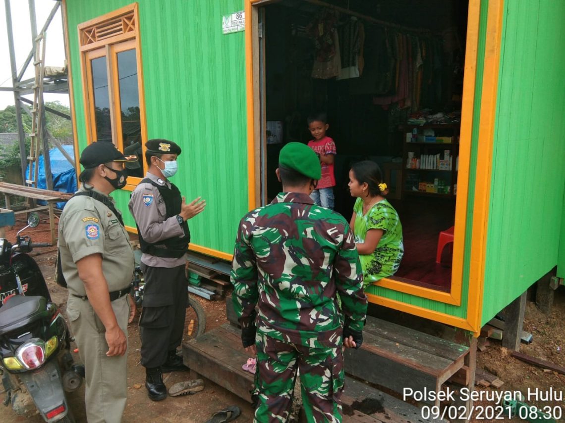 Polsek Seruyan Hulu menggelar Operasi Yustisi Penegakan Hukum Protokol Kesehatan Covid-19 di Desa Tumbang Manjul Kecamatan Seruyan Hulu, Selasa (09/02/2021). Foto : Tbn