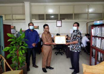 Kabag Hukum Pemkab Katingan Terima Penghargaan KPU
