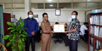 Kabag Hukum Pemkab Katingan Terima Penghargaan KPU