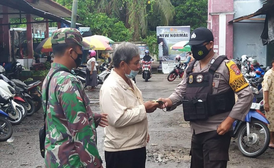 Gabungan Polsek Serhil Bersama Koramil Kuala Pembuang mengelar operasi yustisi dengan cara memberikan himbauan kepada masyarakat yang dilaksanakan di Pasar Saik Kuala Pembuang Kecamatan Seruyan Hilir, Selasa (09/03/2021). Foto : Tbn