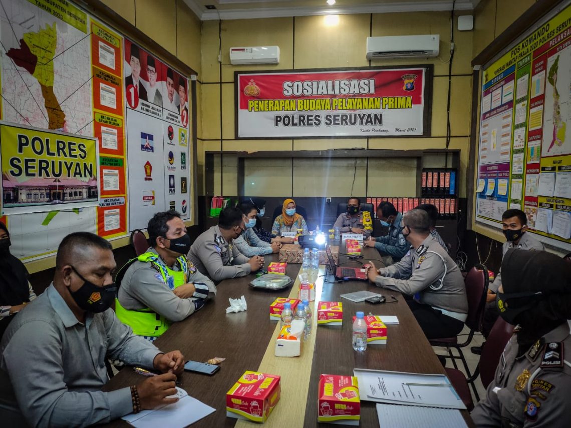 Wakapolres Seruyan Kompol Imam Riyadi, S.H. memimpin Sosialisasi dan Pelatihan tata cara memberikan pelayanan prima kepada masyarakat dalam rangka pembangunan Zona Integritas (ZI) menuju Wilayah Bebas Korupsi (WBK) dan Wilayah Birokrasi Bersih dan Melayani (WBBM) di lingkungan Polres Seruyan, Selasa (09/03/2021). Foto : Tbn