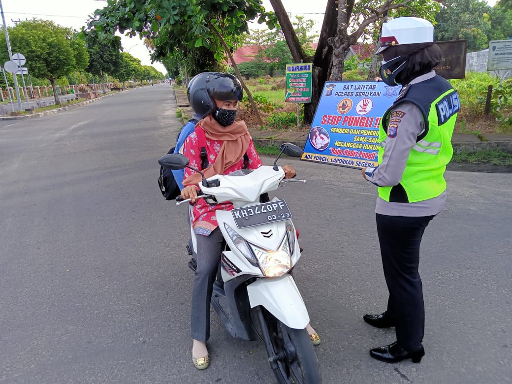 Personil Sat Lantas Polres Seruyan, melaksanakan sosialisasi berupa tatap muka secara langsung tentang Saber Pungli di Jl. Ahmad Yani Kelurahan Kuala Pembuang Kec. Seruyan Kab. Seruyan, Selasa (9/03/2021). Foto : TN