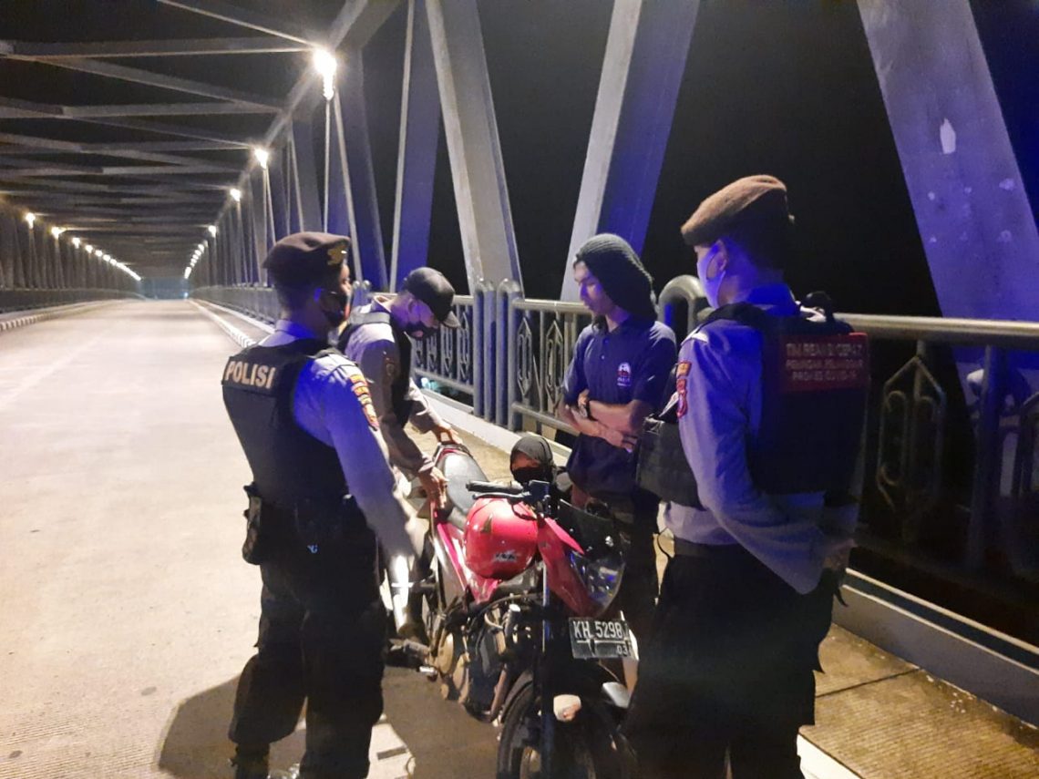 Anggota Sat Sabhara Polres Seruyan terus giat melaksanakan patroli pada malam hari,  Senin (08/3/2021). Foto : Tbn