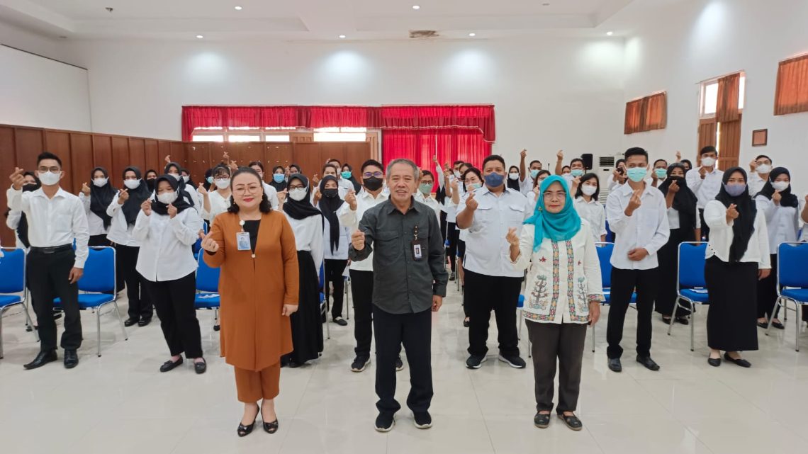 Kepala Pusat Pendidikan dan  Pelatihan BKKBN Dr. Lalu Makrippudin, M.Si meninjau langsung pelaksanaan seleksi PPPK yang dilaksanakan di BKD Prov. Kalteng , Minggu (9/4/2023). Foto : Ist