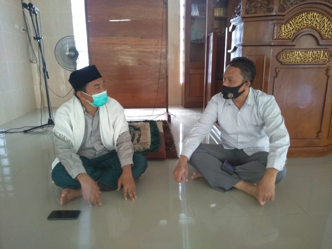 Kepala Satuan Intelkam Kepolisian Resort Seruyan Iptu Moh. Rochim, S. Sos. kembali menggelar silaturahmi dan tatap muka bersama sejumlah tokoh agama di Kabupaten Seruyan. Salah satunya terhdap Ust. Khozainun Naim, pimpinan sekaligus pengasuh pondok pesantren Mustaqfirin, Jumat (09/04/2021). Foto : TN