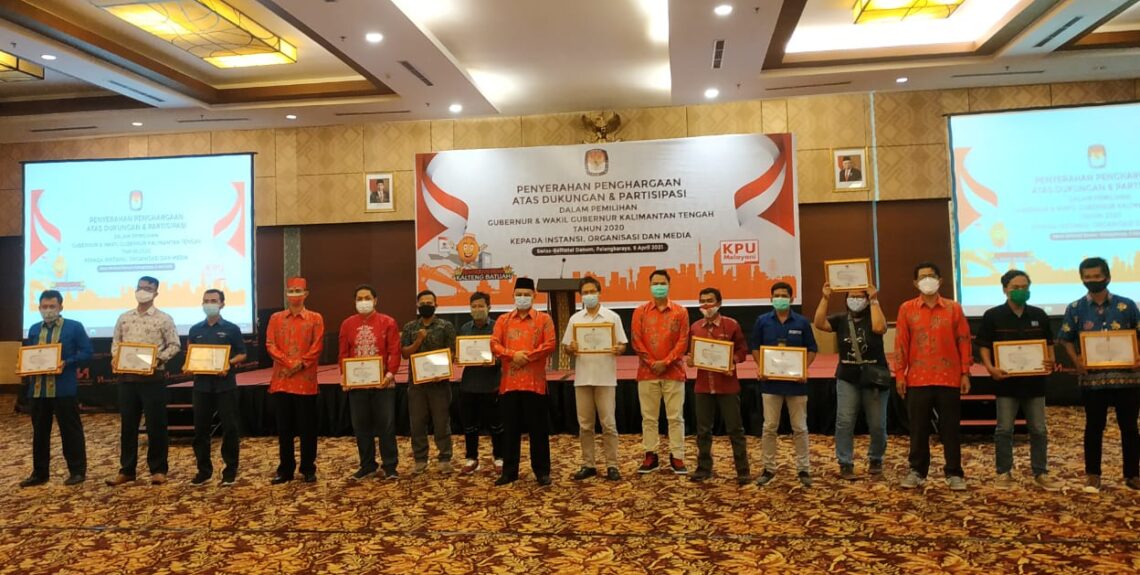 Penyerahan penghargaan kepada jajaran media oleh KPU Provinsi Kalteng, Jumat (9/4/2021). Foto : Ist