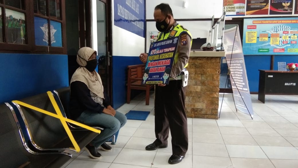 Sat Lantas Polres Seruyan Jajaran Polda Kalteng, melaksanakan Patroli Dialogis dan berikan imbauan Kamseltibcar Lantas kepada para pedagang serta melaksanakan imbauan Protkes Covid 19 di sekitaran Kota Kuala Pembuang Kabupaten Seruyan, Jumat (9/4/2021). Foto : Tbn