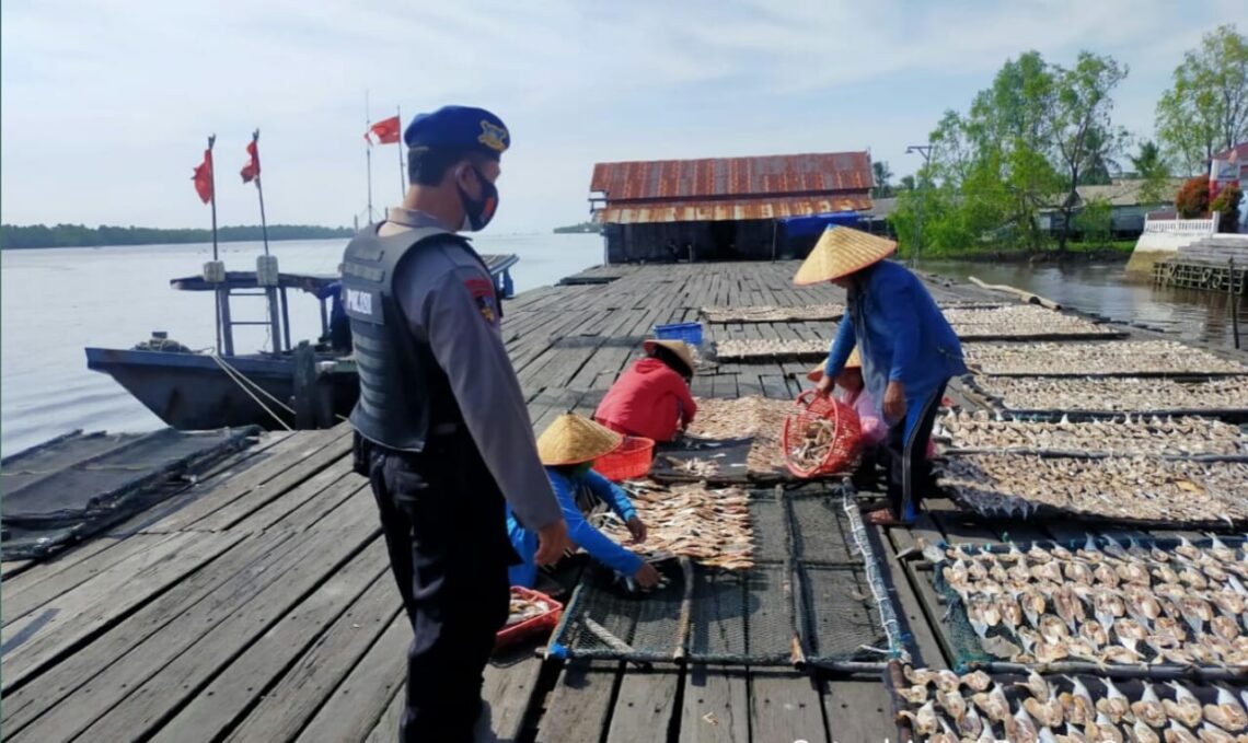 Personil Satpolairud Polres Seruyan Sosialisasi Prokes ke Pesisir DAS Seruyan, Jumat (9/4/2021). Foto : Tbn