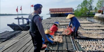 Personil Satpolairud Polres Seruyan Sosialisasi Prokes ke Pesisir DAS Seruyan