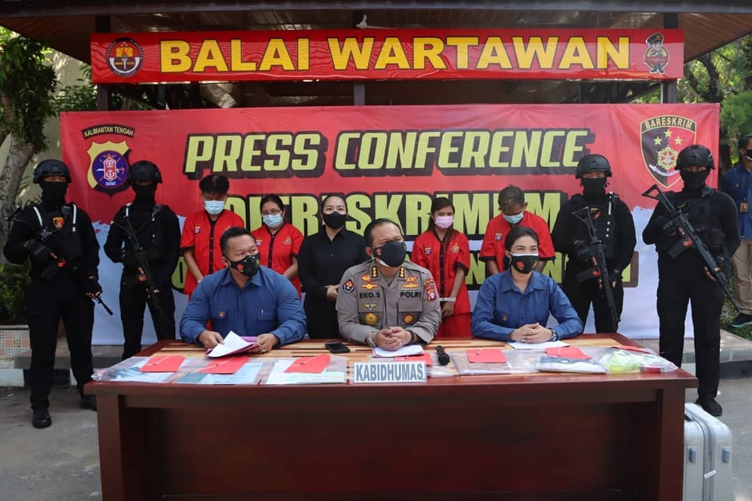 Kapolda Kalteng Irjen Pol. Dr. Dedi Prasetyo, M.Hum., M.Si., M.M., melalui Kabidhumas Kombes Pol. K. Eko Saputro, S.H., M.H., menggelar konferensi pers di Balai Wartawan Mapolda Jalan Tjilik Riwut Km 1 Kota Palangka Raya, Kamis (08/04/2021) pagi. Foto : Tbn