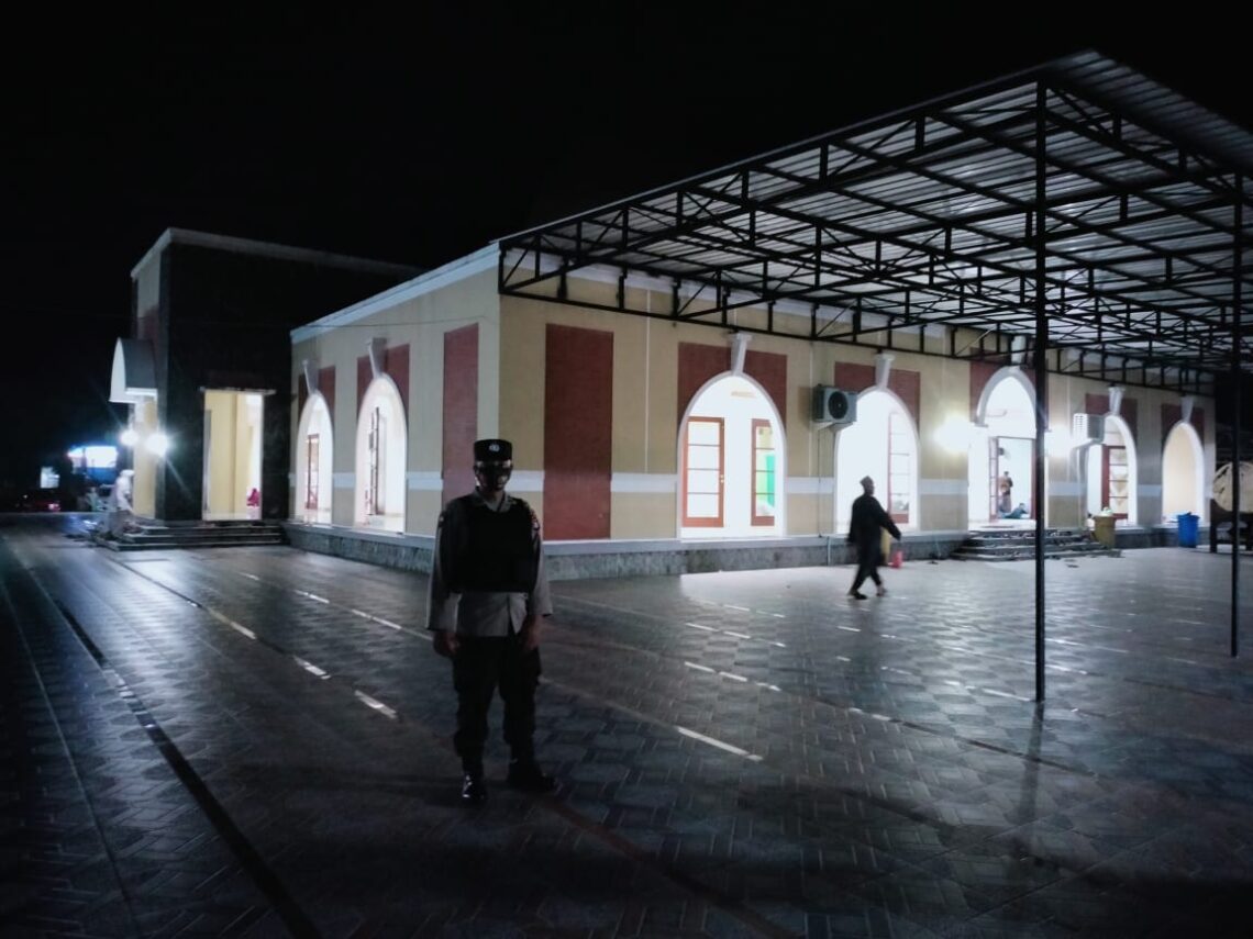 Polsek Hanau Polres Seruyan jajaran Polda Kalteng mengerahkan personel untuk mengamankan pelaksanaan Sholat Tarawih di beberapa Masjid yang ada di Kecamatan Hanau, Sabtu (09/04/2022) malam. Foto : Tbn