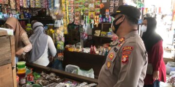 Pastikan Minyak Goreng Aman, Kasat Binmas Polres Seruyan Cek Stok di Pasaran