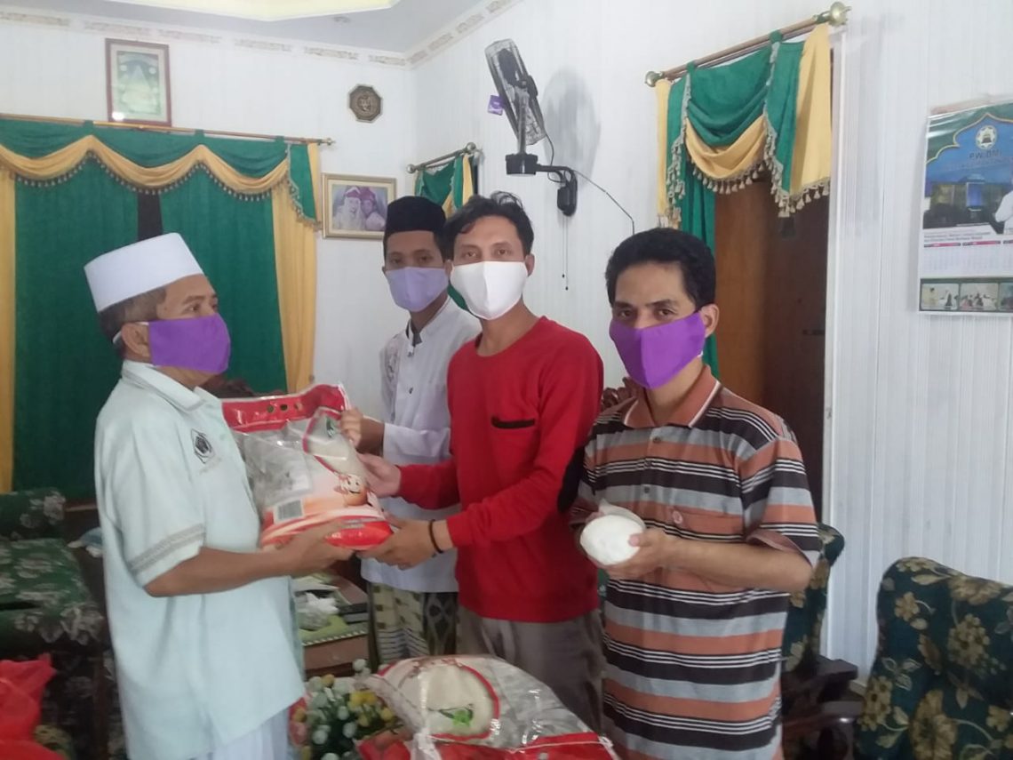 SMSI Kalteng menyalurkan bantuan sembako kepada mahasiswa di Palangka Raya, Sabtu (9/5/2020). Foto : shah