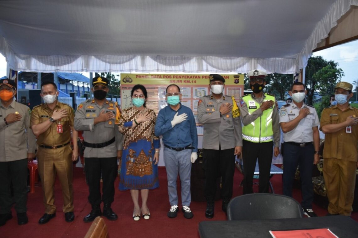 Anggota Komisi III Dewan Perwakilan Rakyat Republik Indonesia (DPR RI) Daerah Pemilihan Kalimantan Tengah Ary Egahni Ben Bahat, S.H, M.H melaksanakan Reses ke pos penyekatan arus mudik yang menjadi titik perbatasan antara Provinsi Kalimantan Tengah dan Provinsi Kalimantan Selatan yang berlokasi di Jembatan Timbang KM 12,5 Desa Anjir Serapat Timur, Selasa (4/5/2021) kemarin. Foto : Ist