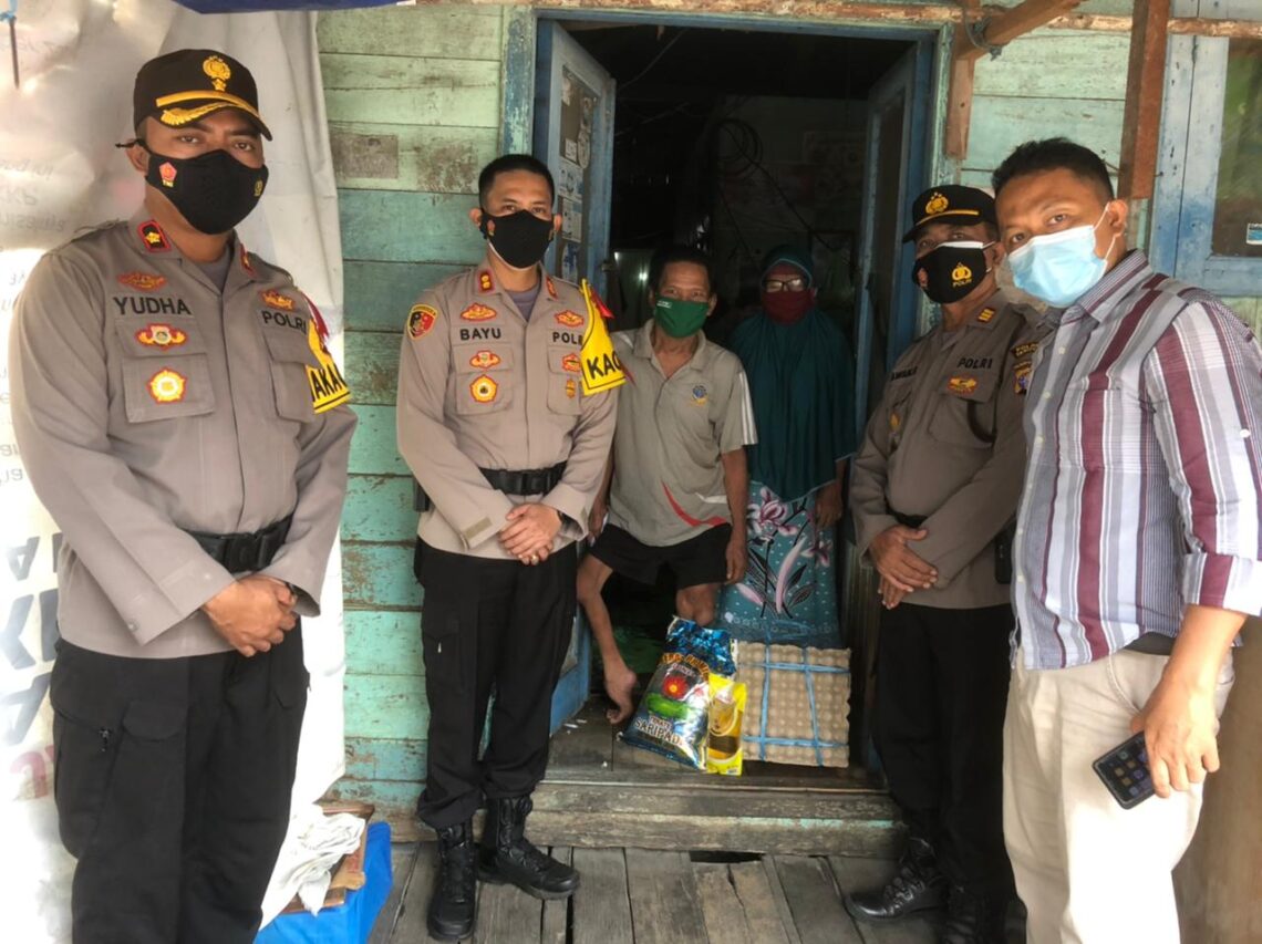 Kapolres Seruyan AKBP Bayu Wicaksono, S.H., S.I.K., M.Si. beserta Pejabat Utama Polres Seruyan. 
Penyerahan Bansos dilaksanakan dengan sistem door to door dan bantuan yang diberikan berupa kebutuhan sembako, Minggu (9/5/2021). Foto : TN