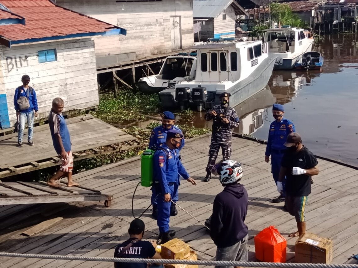 Personil Satpolairud Polres Seruyan melakukan penyemprotan disinfektan di sekitar Mako Satpolairud  Polres Seruyan dan pengguna jasa perairan seperti Longboat  yang akan bertolak menuju Pembuang Hulu Kecamatan Hanau Kabupaten  Seruyan, Kamis (06/05/2021). Foto : Tbn