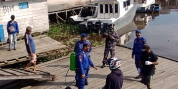 Satpolairud  Polres Seruyan Lakukan Penyemprotan Disinfektan kepada Pengguna Jasa Perairan