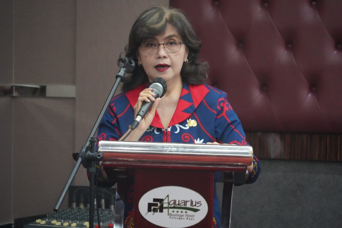 Kepala Dinas P3APPKB Prov. Kalteng Linae Victoria Aden saat menyampaikan sambutannya