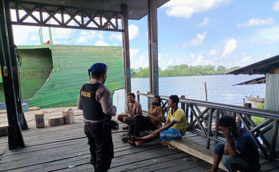 Personil Satpolairud Polres Seruyan memberikan imbauan protokol kesehatan di sekitar bantaran Sungai Seruyan Kecamatan Seruyan Hilir Kabupaten Seruyan Provinsi Kalteng, Rabu (09/06/2021). Foto : Tbn