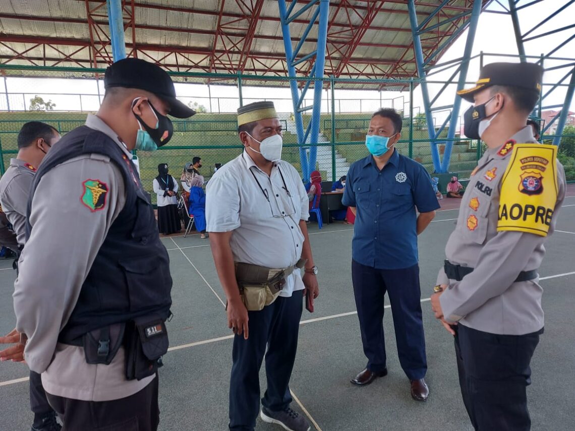 Dalam rangka  menyukseskan Vaksinasi Covid-19 terhadap Pelayanan Publik/ASN, Honorer dan Lansia di Kabupaten Seruyan, Polres Seruyan melaksanakan monitoring dan pengamanan, Rabu (09/06/2021). Foto : Tbn