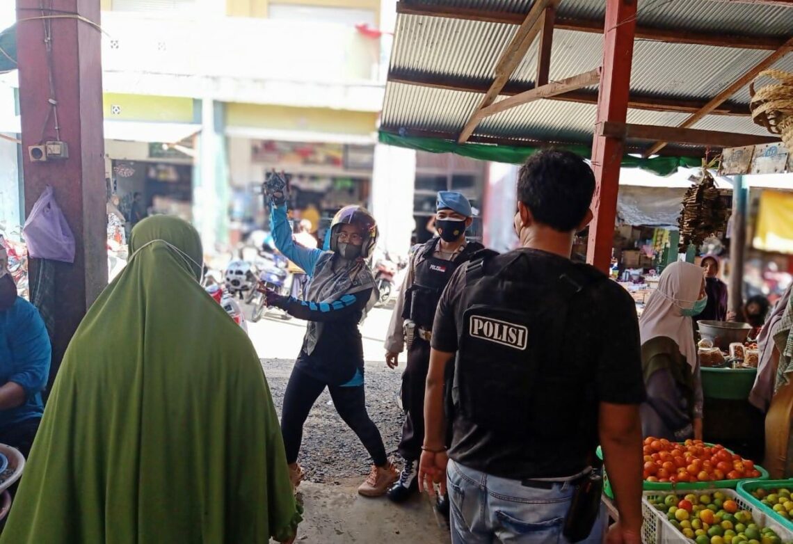 Anggota Polsek Seruyan Hilir dalam pelaksanaan patrolinya memberikan himbauan dan sosialisasi terkait Pemberlakuan Pembatasan Kegiatan Masyarakat (PPKM) kepada warga guna mematuhi Prokes di Pasar Saik Kuala Pembuang Kecamatan Seruyan Hilir Kabupaten Seruyan, Rabu (09/06/2021). Foto : Tbn