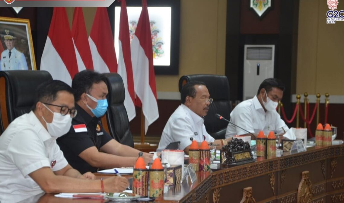 Gubernur Kalteng H Sugianto Sabran didampingi Sekda Kalteng H Nuryakin, dan Sekretaris Panitia UCI MTB Rahmat Nasution Hamka. Rapat koordinasi yang digelar di Aula Jayang Tingang kompleks kantor gubernur, Rabu (6/7/2022). Foto : BA