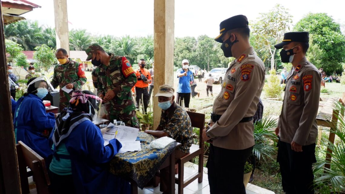 Kapolres Seruyan tiba di Desa Terawan dan selanjutnya memantau pelaksanaan vaksinasi massal yang bertempat di SMPN 2 Seruyan Raya, Desa Terawan Kec. Seruyan Raya, Jumat  (09/07/2021).  Foto : Tbn