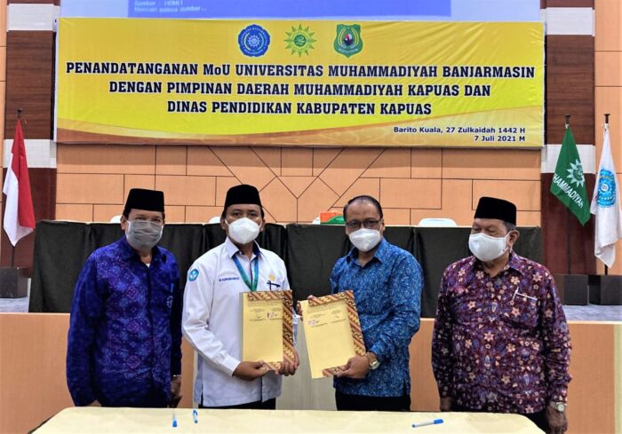 Kadisdik Kabupaten Kapuas Dr. H Suwarno Muriyat, S.Ag. M.Pd bersama Rektor Universitas Muhammadiyah Banjarmasin Prof. Dr. H. Ahmad Khairudin, M.Ag disaksikan PW.Muhammadiyah Kalimantan Selatan dan PD.Muhammadiyah Kapuas menandatangani MoU Bidang Pendidikan dan Pengajaran, Penelitian dan Pengabdian kepada Masyarakat, Rabu (7/7) siang di Kampus Utama UM Banjarmasin.