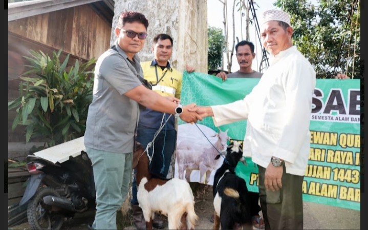 Kepala Teknik Tambang (KTT) PT SAB, Anak Agung Gede Yudhantara , saat menyerahkan bantuan hewan qurban berupa kambing kepada kepala desa, Jumat (8/7/2022). Foto : K
Kaspul