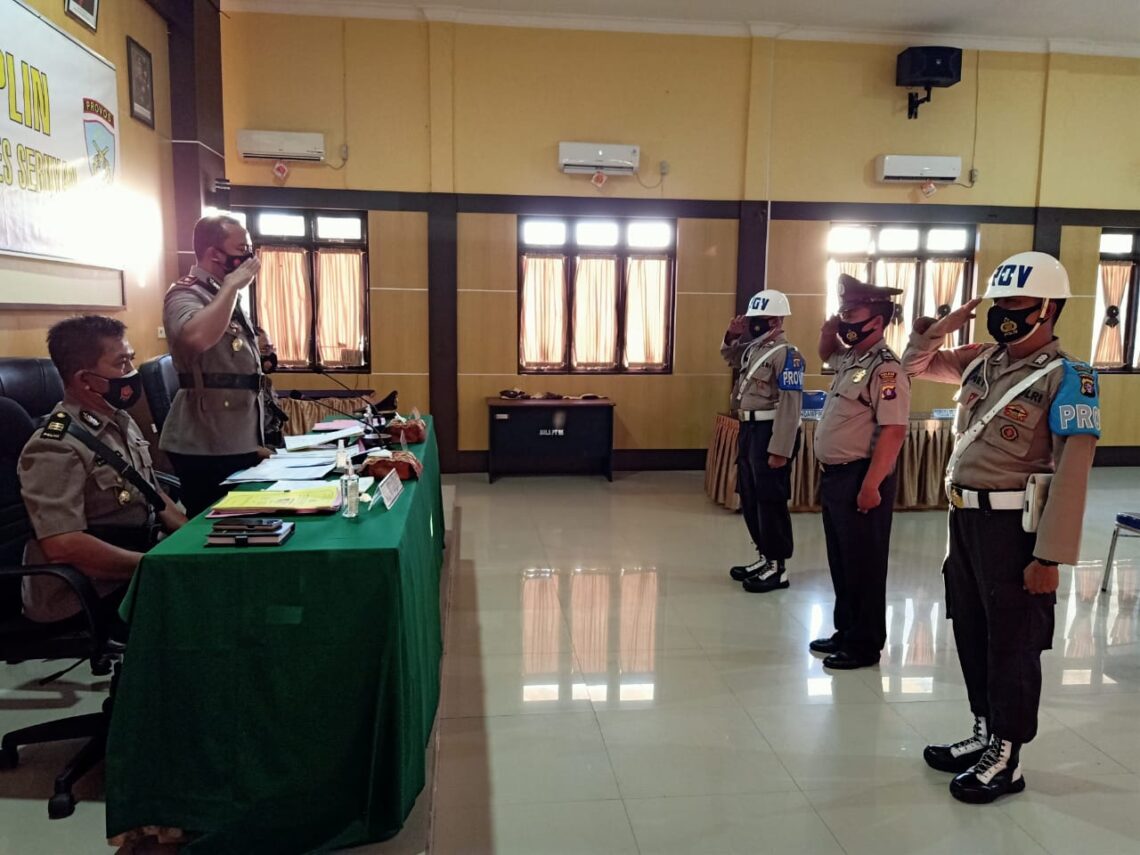 Sipropam Polres Seruyan  melaksanakan sidang disiplin terhadap dua oknum anggota Polres Seruyan. Kegiatan tersebut digelar di Aula Patria Tama 95 Polres Seruyan, Jumat (9/7/2021). Foto : Tbn