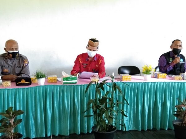 Camat Pulau Petak Seflihi, SE di dampingi Anggota Polsek Pulau Petak dan Trantib bersama Korwil Bidang Pendidikan Kecamatan Pulau Petak, Pengawas, Ketua PGRI kecamatan Pulau Petak dan dihadiri oleh Kepala Sekolah se Kecamatan Pulau Petak.