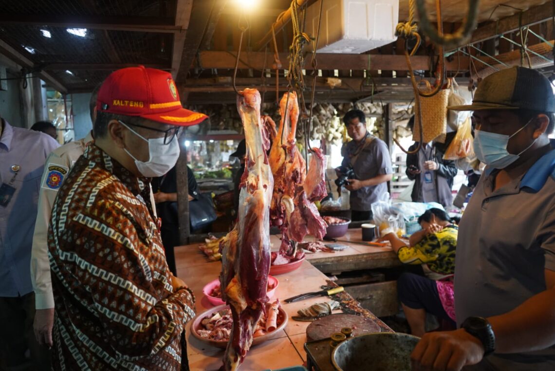 Asisten Bidang Perekonomian dan Pembangunan Setda Prov. Kalteng Leonard S. Ampung saat melakukan pemantauan harga daging sapi di pasar besar Palangka Raya