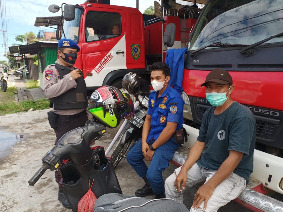 Personil Satpolairud yang melaksanakan sambang kepada masyarakat, tujuan kegiatan tersebut adalah mendapatkan informasi langsung seputar kamtibmas dan juga menyampaikan imbauan terkait Protokol Kesehatan, Jumat (9/7/2021). Foto : Tbn