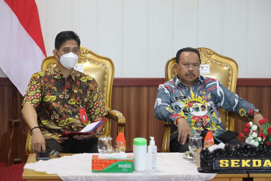 Sekretaris Daerah Prov. Kalteng Nuryakin didampingi Kepala Biro Administrasi Pimpinan Setda Prov. Kalteng Johny Sonder saat mengikuti rakor secara virtual, Jumat (8/7/2022). Foto : BA