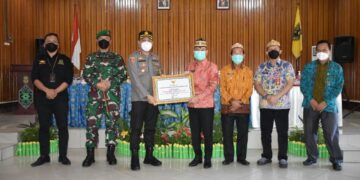 Bupati Kapuas Berikan Penghargaan Kepada Kapolres Kapuas