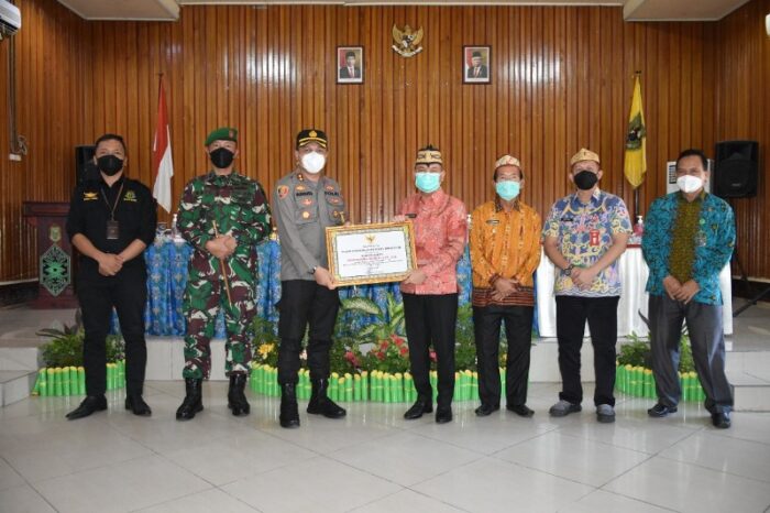 Bupati Kapuas Ben Brahim S Bahat saat memberikan penhargaan kepada Kapolres Kapuas AKBP Manang Soebeti, bertempat di Aula Kantor Bappeda Kapuas, Jumat (9/7/2021).