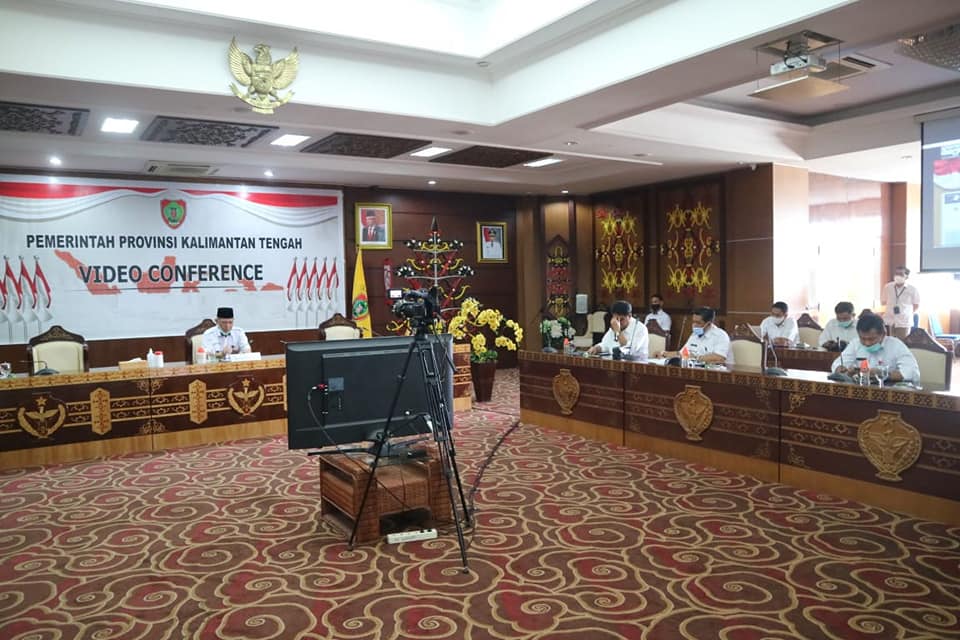 Sekda Kalteng  Fahrizal Fitri, mewakili Gubernur Kalimantan Tengah, mengikuti Rapat Koordinasi (Rakor) Pusat dan Daerah dalam rangka percepatan pelaksanaan Program PERTASHOP, Rabu (9/9/2020). Foto : Hms