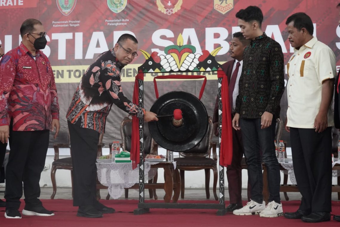Asisten Adum Setda Prov. Kalteng Sri Suwanto membuka secara resmi Kejuaraan Karate Piala H. Agustiar Sabran DPR RI 2022 Open se-Kalimantan